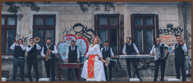 Taraful Simona Tone, formație în București – fotografie 4