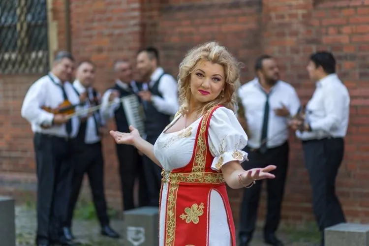 Taraful Simona Tone, formație în București – fotografie 2