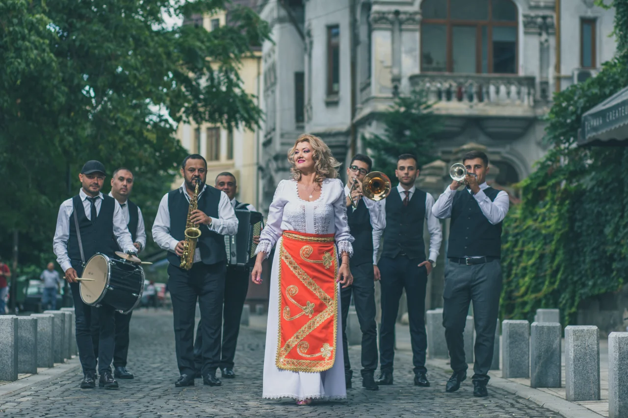 Taraful Simona Tone, formație în București – fotografie 1