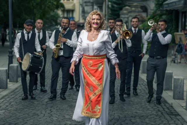 Taraful Simona Tone, formație în București – fotografie 3